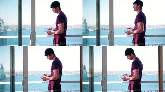 男子在4k阳台上使用数字平板电脑