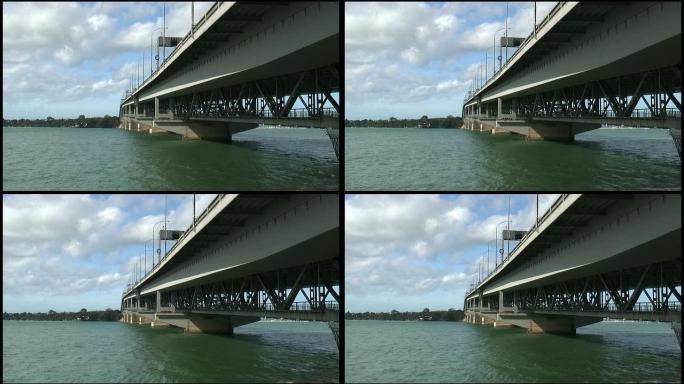 高清：金属进入地平线：横跨海港的桥下