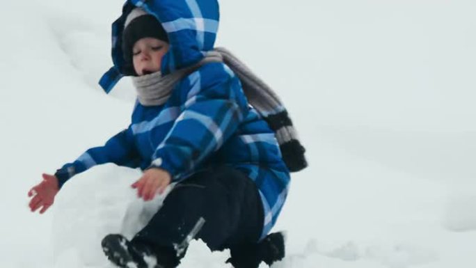 男孩在玩大雪球