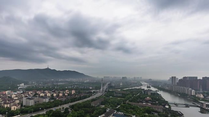长河与现代城市中的现代建筑在云天时间流逝