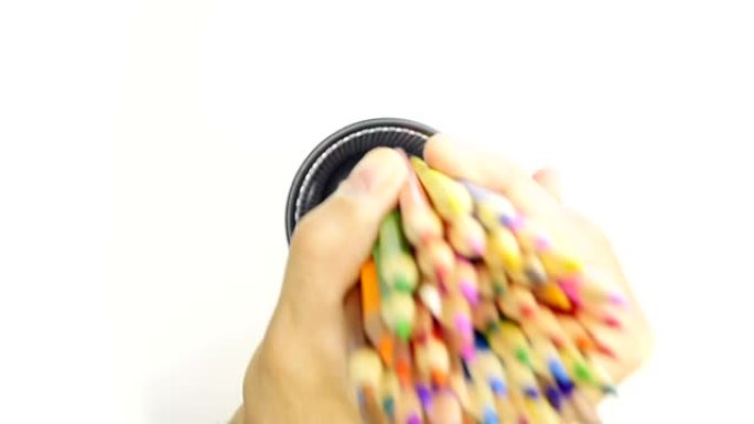 彩色铅笔放入篮子。