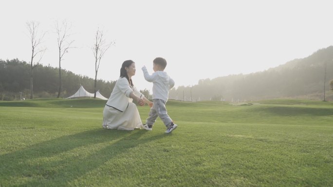 小孩拥抱妈妈温馨家庭亲子户外年轻妈妈童年