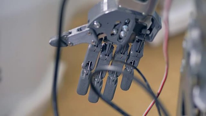 灰色不动的机器人手的详细视图。