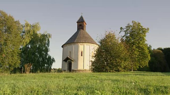 斯洛文尼亚Prekmurje田园诗场宁静的圆形教堂女士