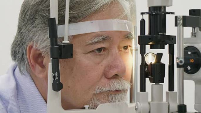医生检查老年患者的眼睛