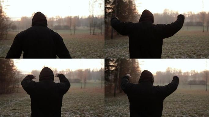 男人在雾蒙蒙的早晨锻炼。慢动作