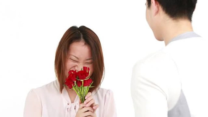 男人向女友献花
