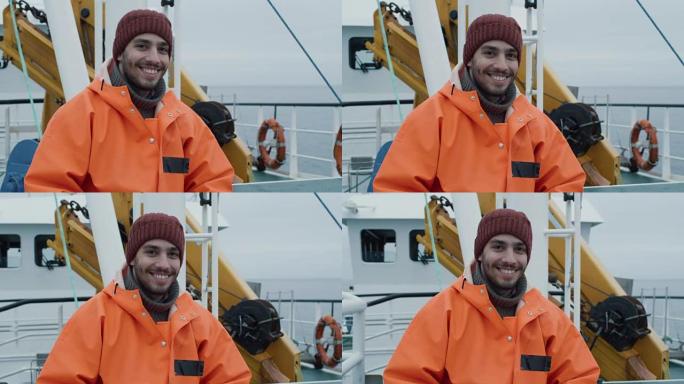 穿着鲜艳防护外套的肖像在商业渔船上微笑着渔夫。