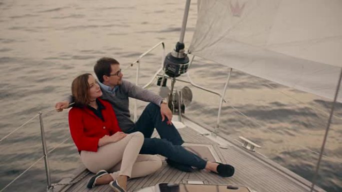 年轻夫妇在海里的游艇上度过浪漫时光。
