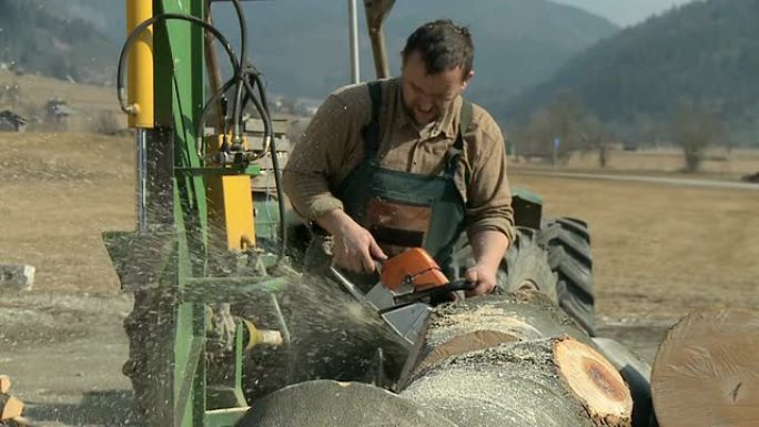 高清慢动作：中年男子用链锯