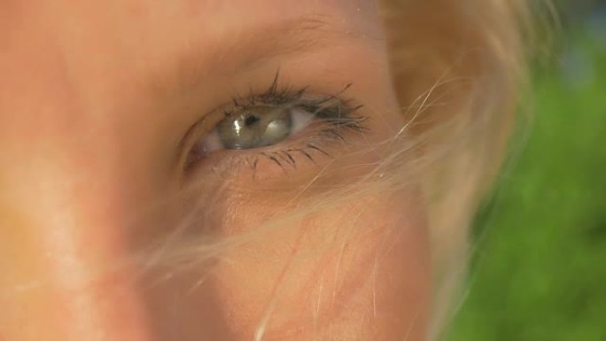 慢动作特写: 年轻女子，美丽的绿色眼睛