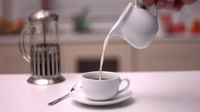 牛奶倒入咖啡