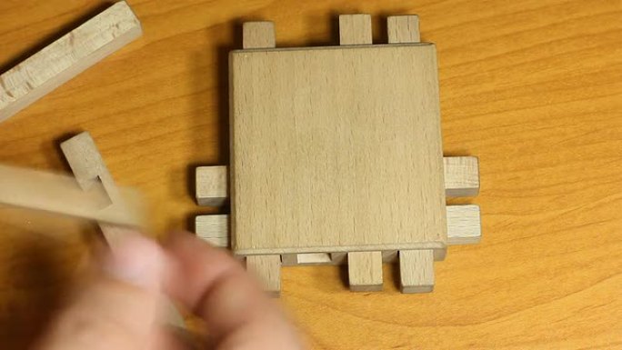 木桌上的逻辑玩具逻辑木头积木