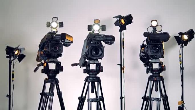 在三个摄像机和照明设备上进行放大拍摄。