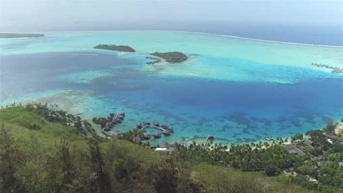 空中: 豪华海滨酒店度假村，位于僻静的热带白色沙滩上，宽敞的无边游泳池和豪华的水上别墅，位于法属波利