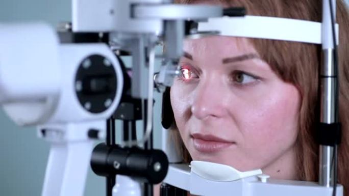用现代医疗设备检查眼睛的年轻女子