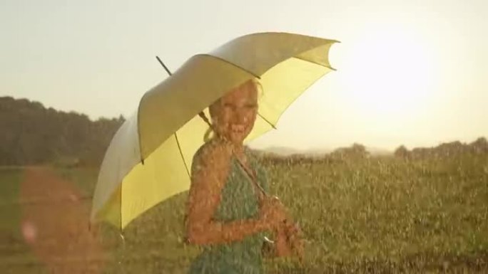 慢动作: 顽皮的高加索女人在金色的多雨乡村跳舞。