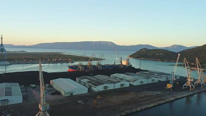 克罗地亚工业码头的WS无人机视点起重机、建筑物和集装箱船