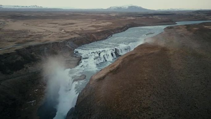 鸟瞰冰岛著名旅游胜地的美丽风景。裂缝中的瀑布Gullfoss