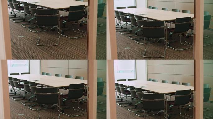 空荡荡的办公室会议室和会议桌