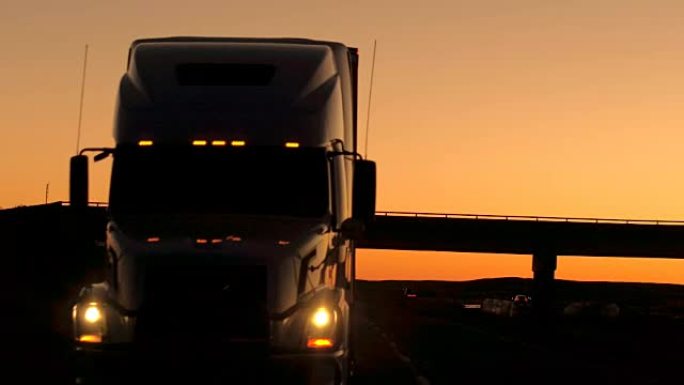 特写: 黎明时在桥下的高速公路上行驶的半挂卡车