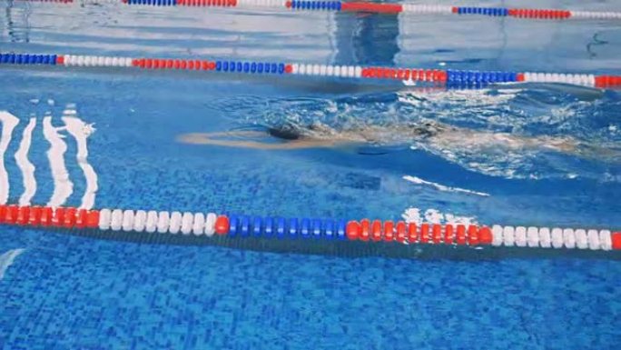 一名女游泳者在水下慢动作。