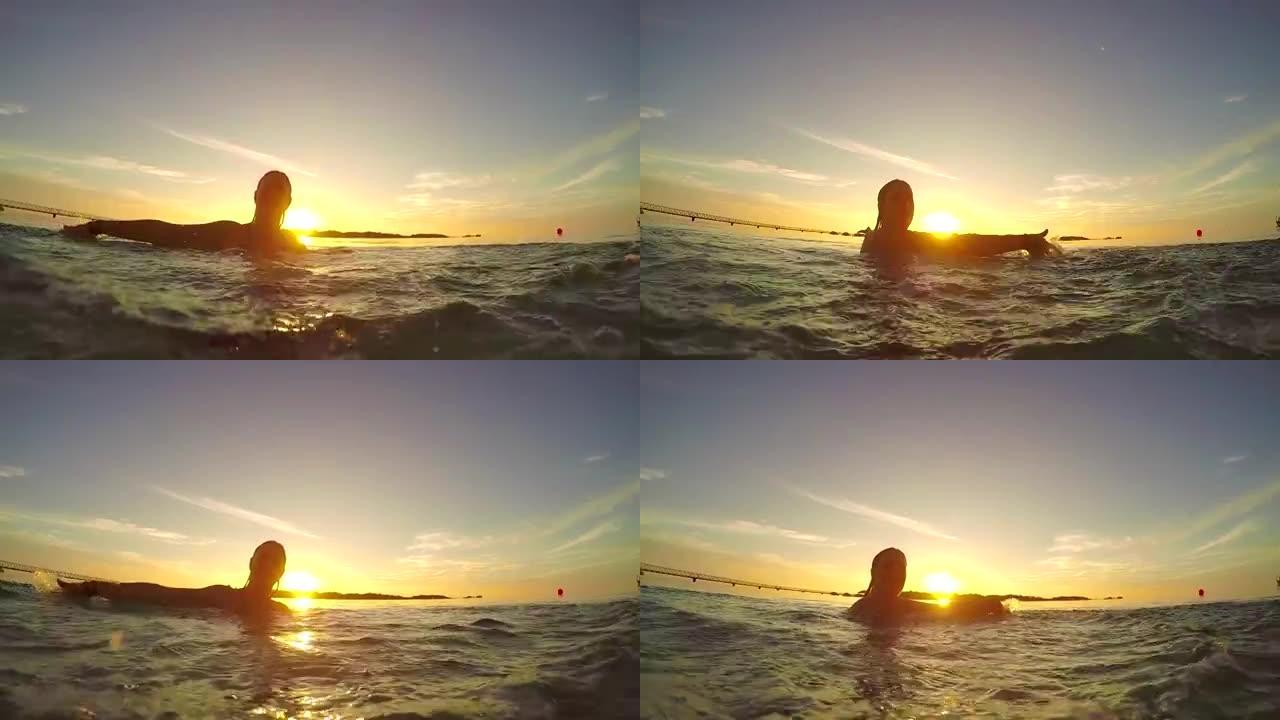 慢动作: 女人在海里玩水