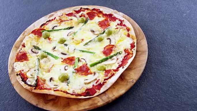 蔬菜浇头烤披萨