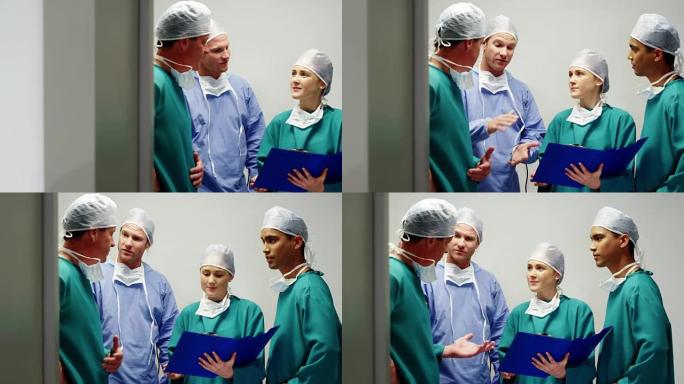 外科医生在手术室中相互交流