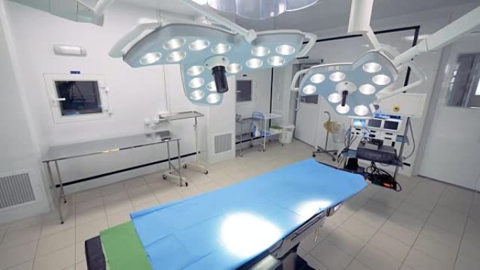房间里的手术台和手术灯。