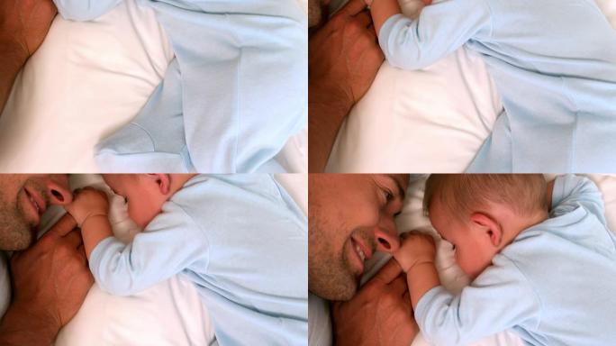 父亲和他熟睡的婴儿躺在一起