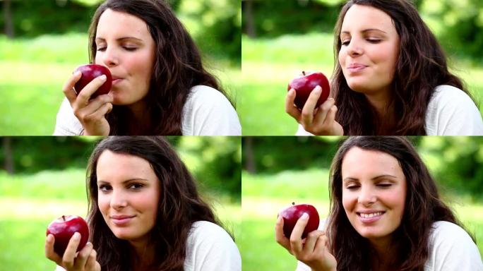 快乐的女人吃红苹果