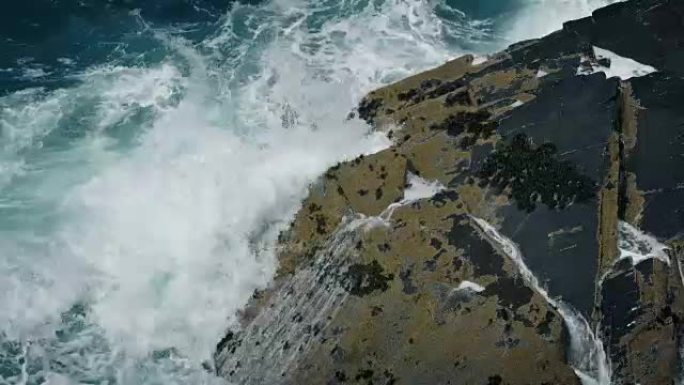 巨大的海浪撞击岩石