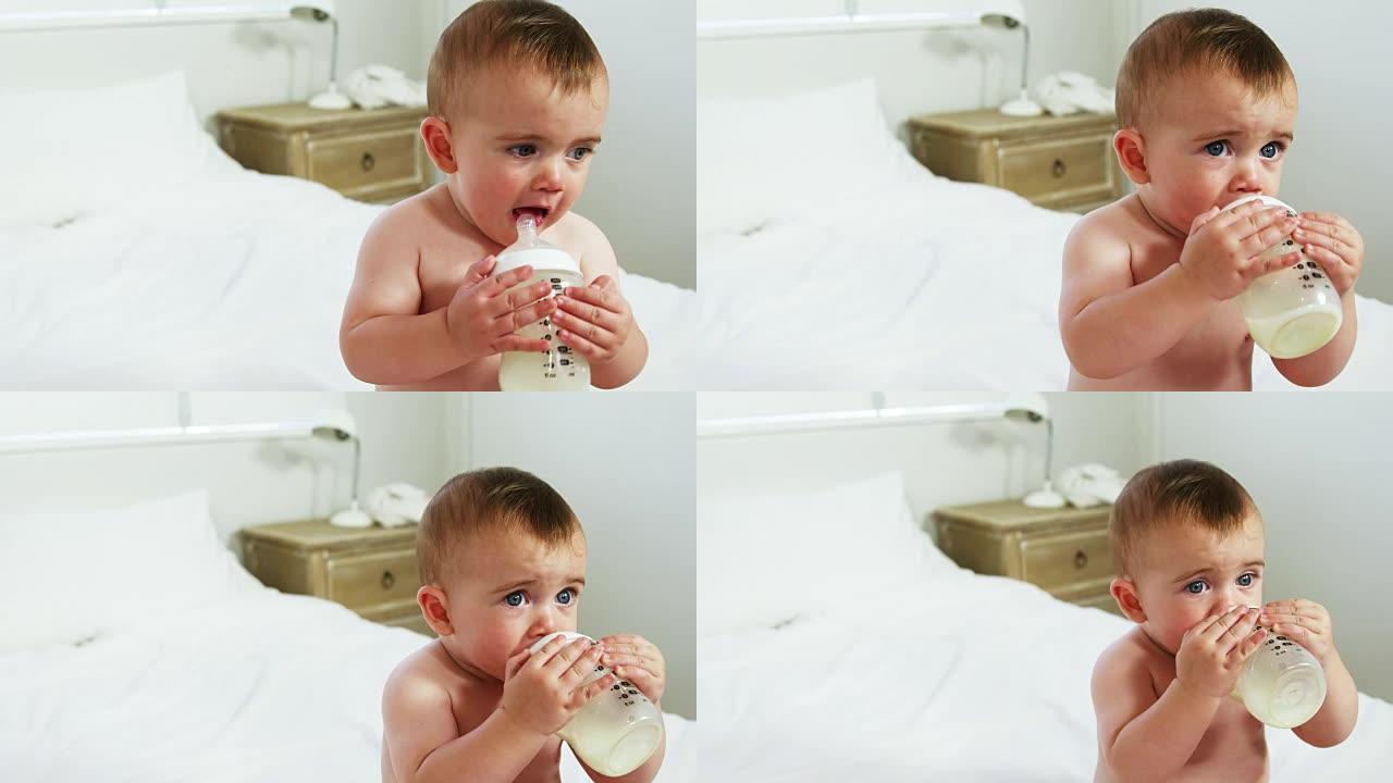 一个婴儿正在喝他的奶瓶