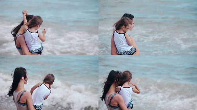 母女拥抱在海边接吻