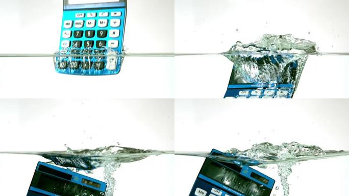 蓝色计算器掉入水中