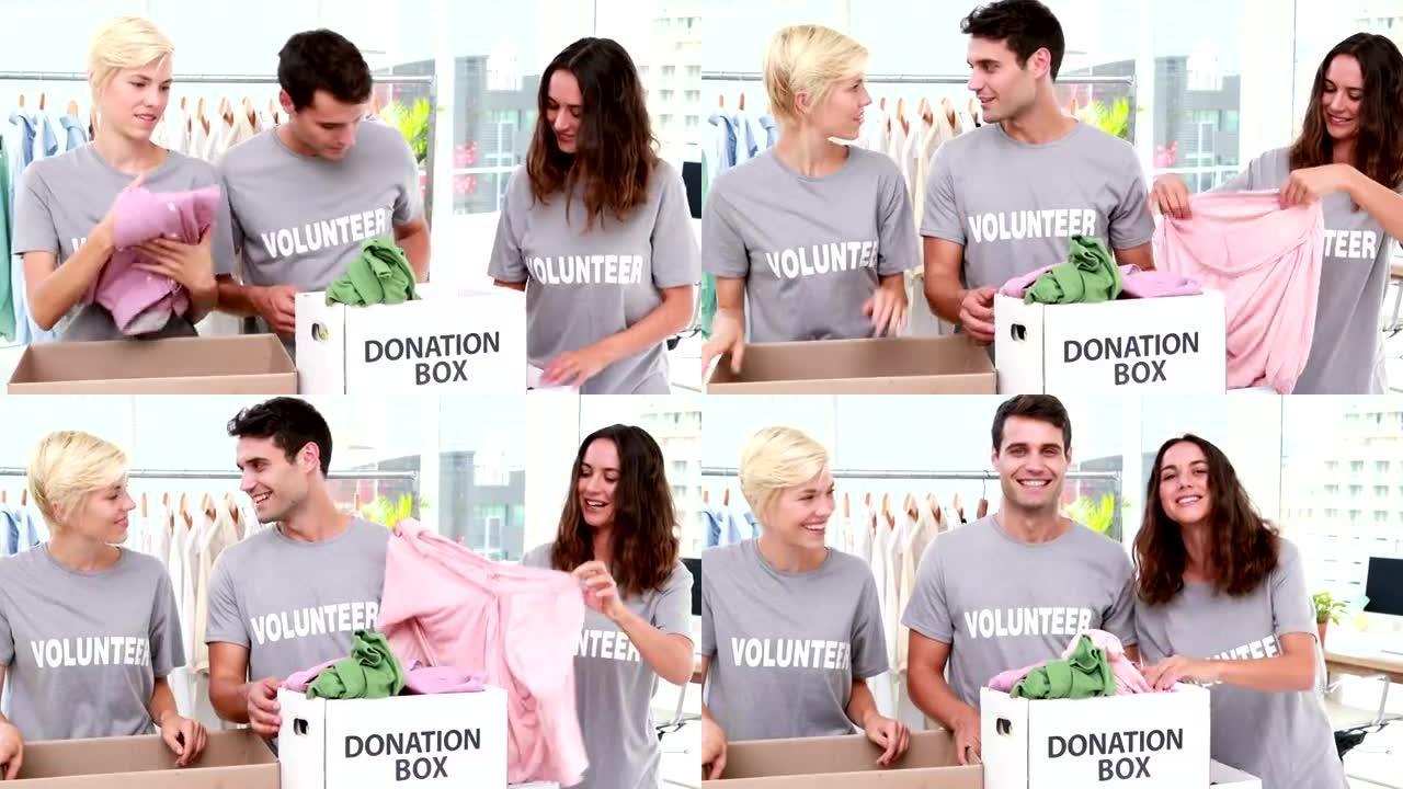 志愿者朋友手持捐款箱