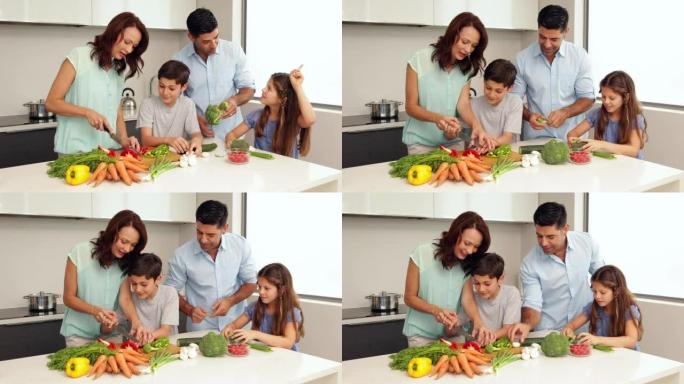 母亲向孩子们展示如何切碎蔬菜