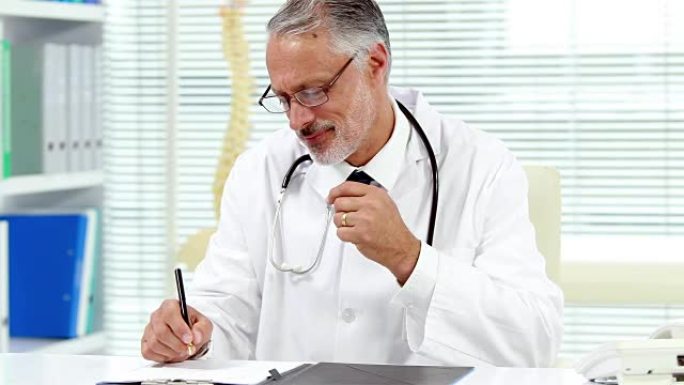 一位严肃的医生在办公桌上工作的肖像