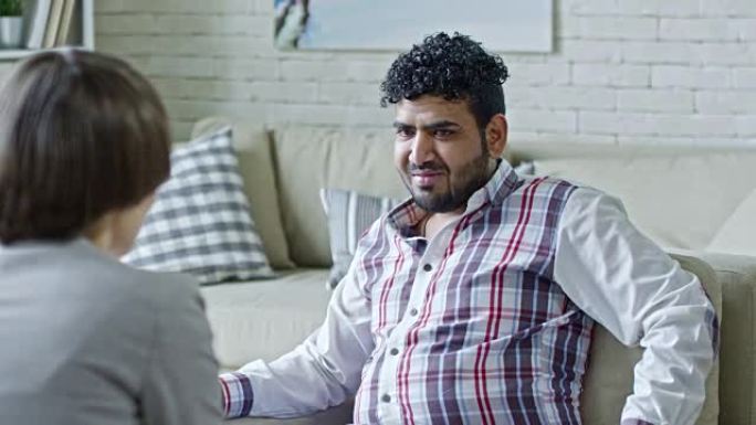 阿拉伯男子与心理治疗师分享感情
