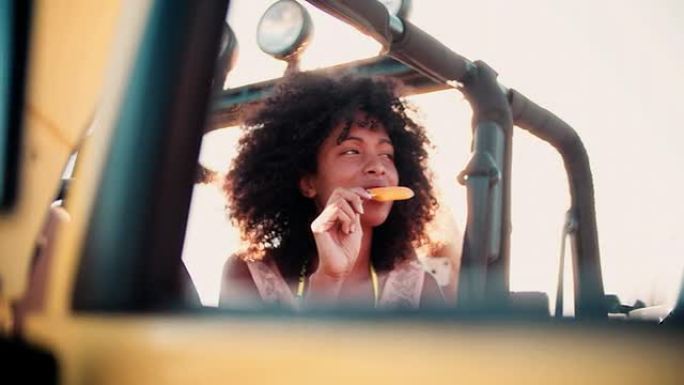 非裔美国女孩在车里吃冰棒