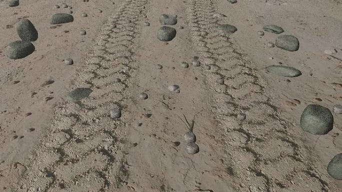 炎热沙漠上的吉普车轮胎痕迹