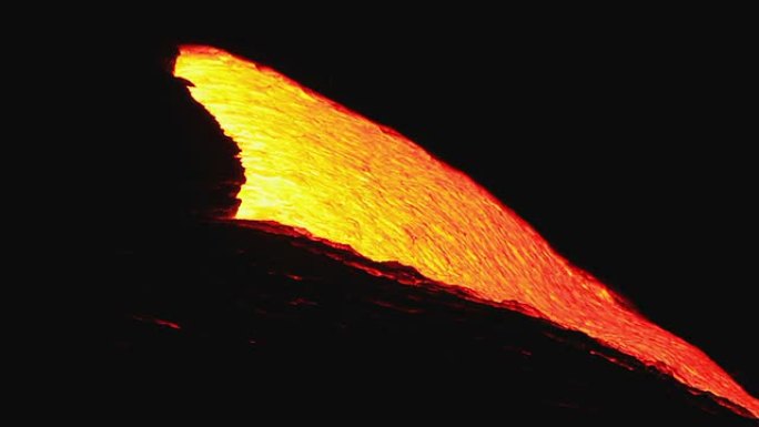 火山熔岩在夜晚流动