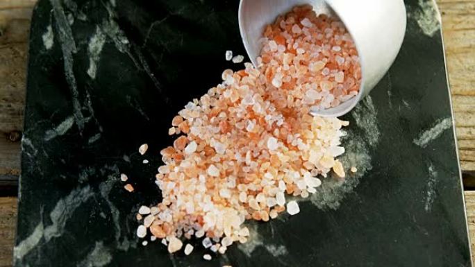 喜马拉雅盐从碗4k溢出