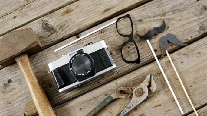 工作工具、老式相机、眼镜和木板上的假胡子
