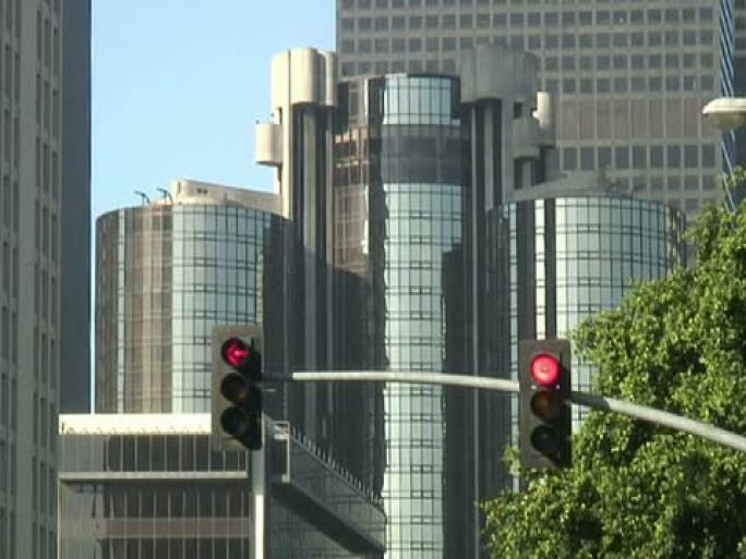 城市十字路口交通灯变绿