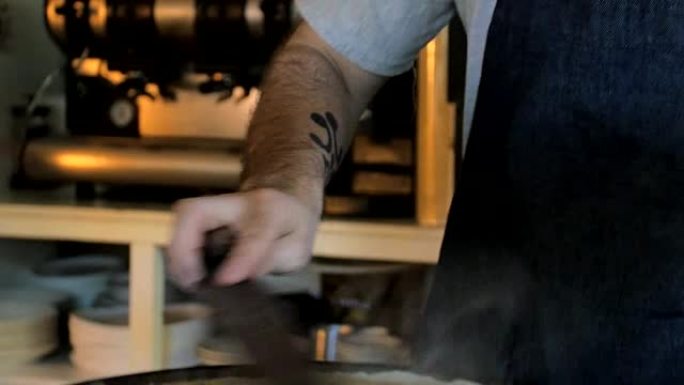 一个男人在可丽饼炉上做可丽饼的特写