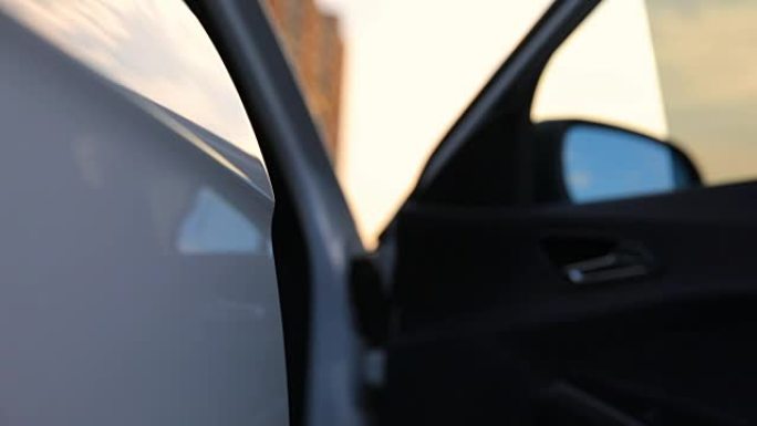 年轻女子上车