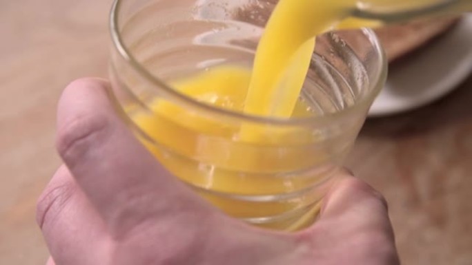 从水罐中倒入橙汁的慢动作镜头