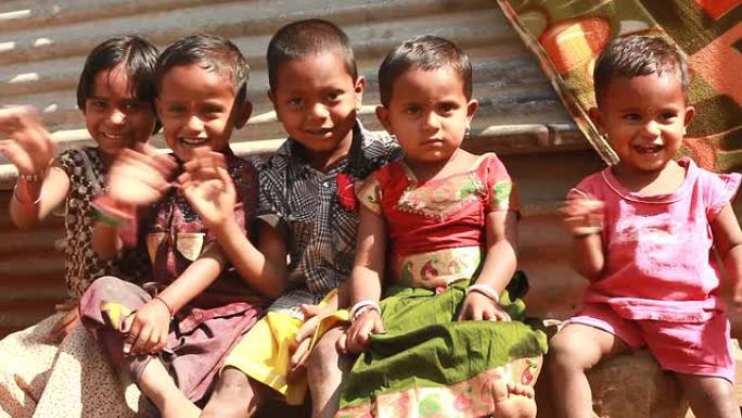 一群快乐的印度农村儿童